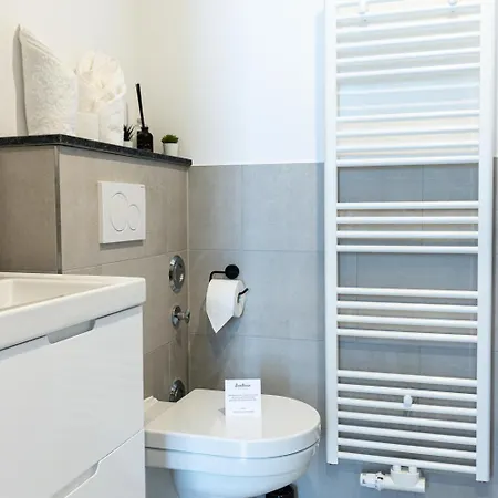 아파트 Gemuetliche & Moderne - Nur 7 Gehminuten Vom Entfernt, Inklusive Parkplatz Und Gartenzugang *