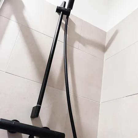 아파트 Gemuetliche & Moderne - Nur 7 Gehminuten Vom Entfernt, Inklusive Parkplatz Und Gartenzugang *