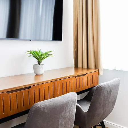 아파트 Gemuetliche & Moderne - Nur 7 Gehminuten Vom Entfernt, Inklusive Parkplatz Und Gartenzugang